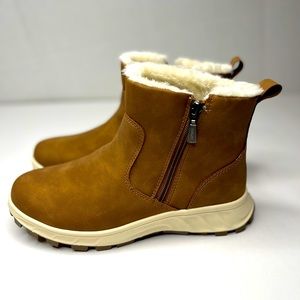 Khombu Sienna Brown ladies All weather boot NWB water repellant, memory foam